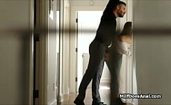 Coroa fazendo compras com a calça atolada no traseiro