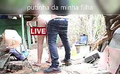 Gostosa de sainha mostrando a bunda tesuda